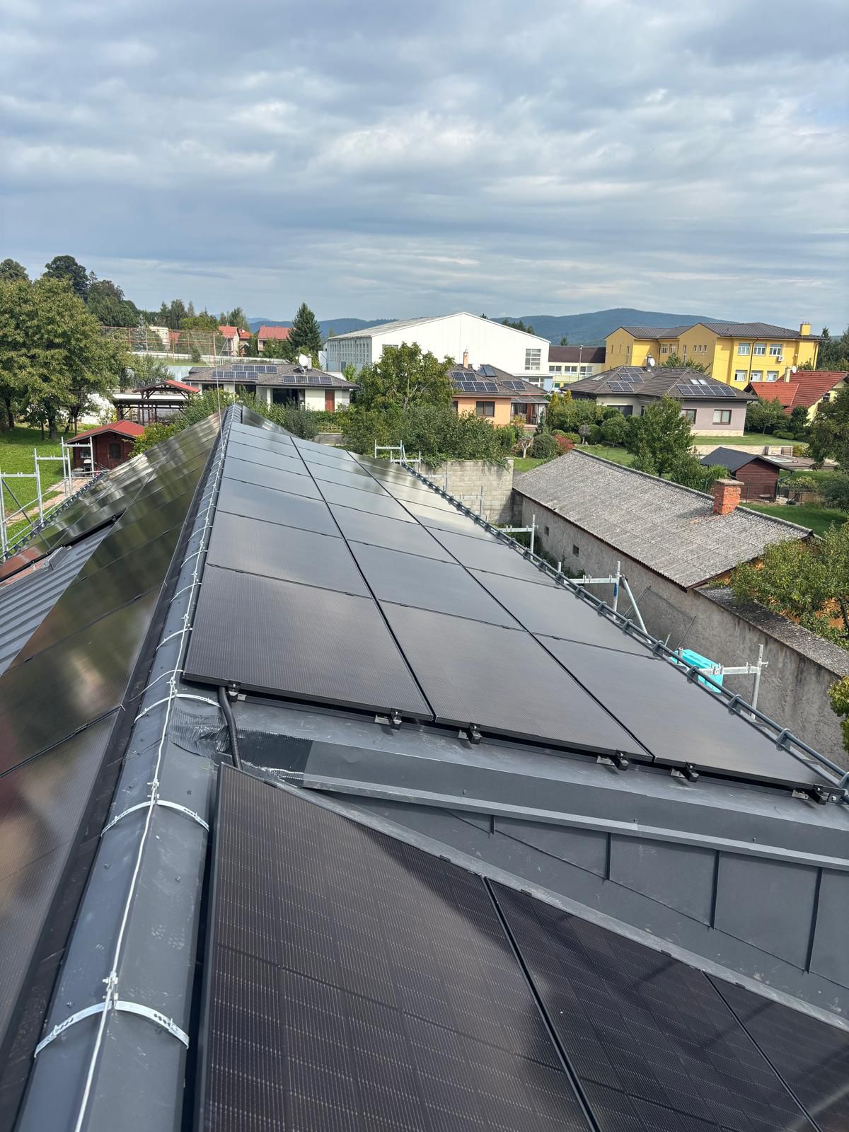 Badín – 33 kWp a 120 kWh batérií, úplná sebestačnosť – Badín